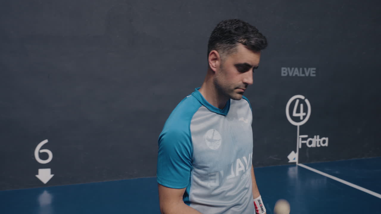 jugador de pilota valenciana rebotando la pelota con la mano