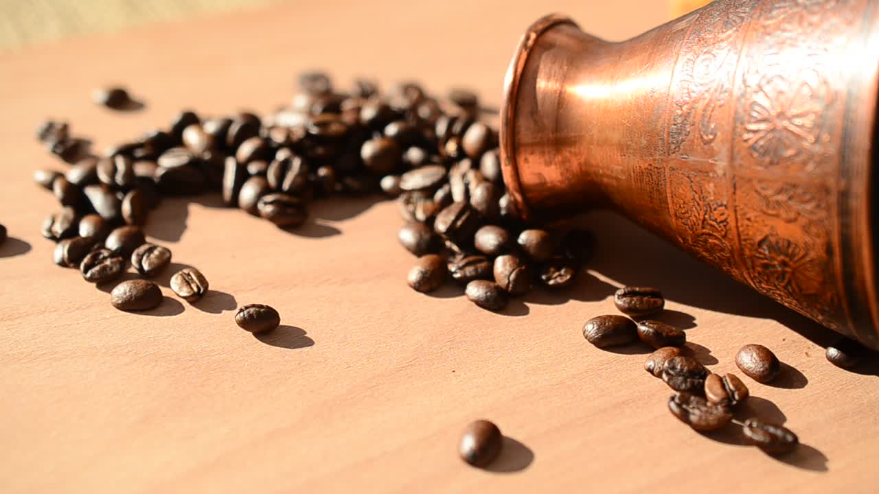 Grãos de café sobre uma tábua. Natureza morta de café