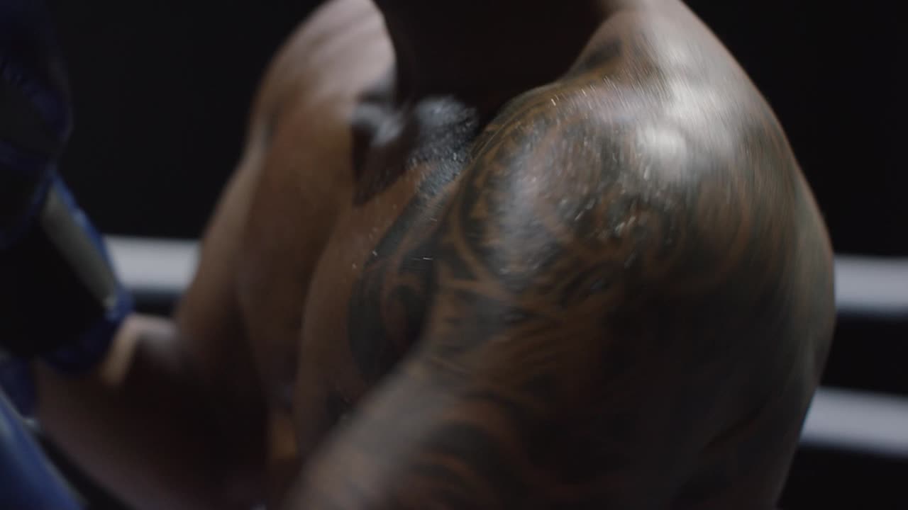 мужчина боксирует на ринге.