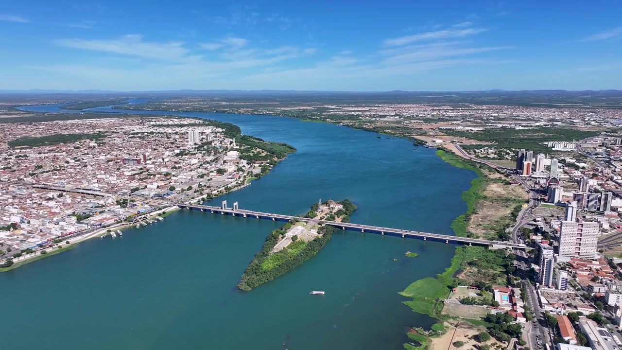 Ponte Presidente Dutra a Juazeiro, Bahia, Brasile. Fiume São Francisco. Paesaggio dell'Isola del Fuoco. Quartiere del centro. Ponte Presidente Dutra a Juazeiro, Bahia, Brasile. Skyline del confine di stato.