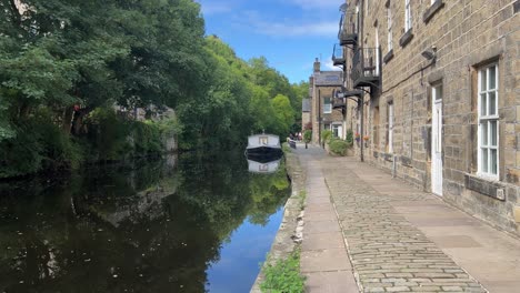 barcos de canal, barcazas, barco largo y angosto en un pintoresco tramo de canal en yorkshire, inglaterra