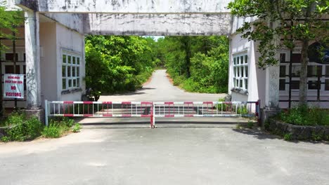 Toma-De-Drones-De-La-Calle-Circundante-Cerca-Del-Parque-Acuático-Abandonado-Ho-Thuy-Tien-Con-Un-Edificio-Antiguo-En-Hue,-Vietnam