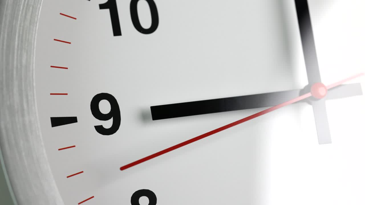 el gran reloj de pared blanco marcó la hora para las nueve. el minutero rojo sigue funcionando. película de lapso de tiempo.