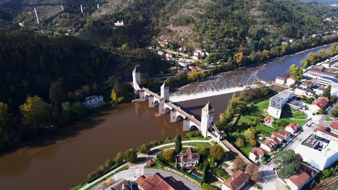 Vista aerea del Ponte Valentré che attraversa il fiume Lot a Cahors, Francia