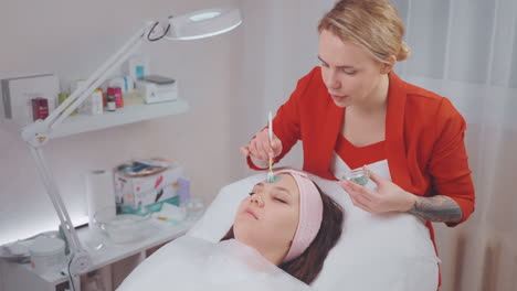 mujer recibiendo un tratamiento de máscara facial