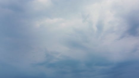 Tormenta-Sobre-El-Cielo-Azul-Oscuro