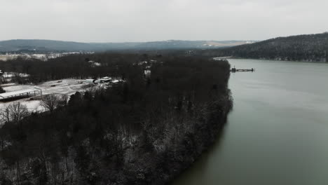 Wald-Am-Ufer-Des-Lake-Sequoyah-Im-Winter-In-Arkansas,-USA