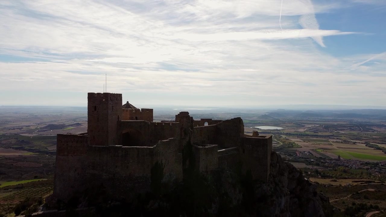 Paesaggio suggestivo del Castello di Loarre all'alba nella provincia di Huesca, Aragona, Spagna. Ripresa aerea con drone.