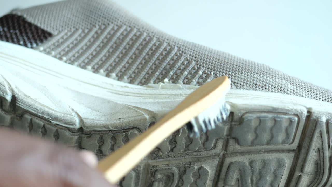 스니커를 솔로 청소하는 방법