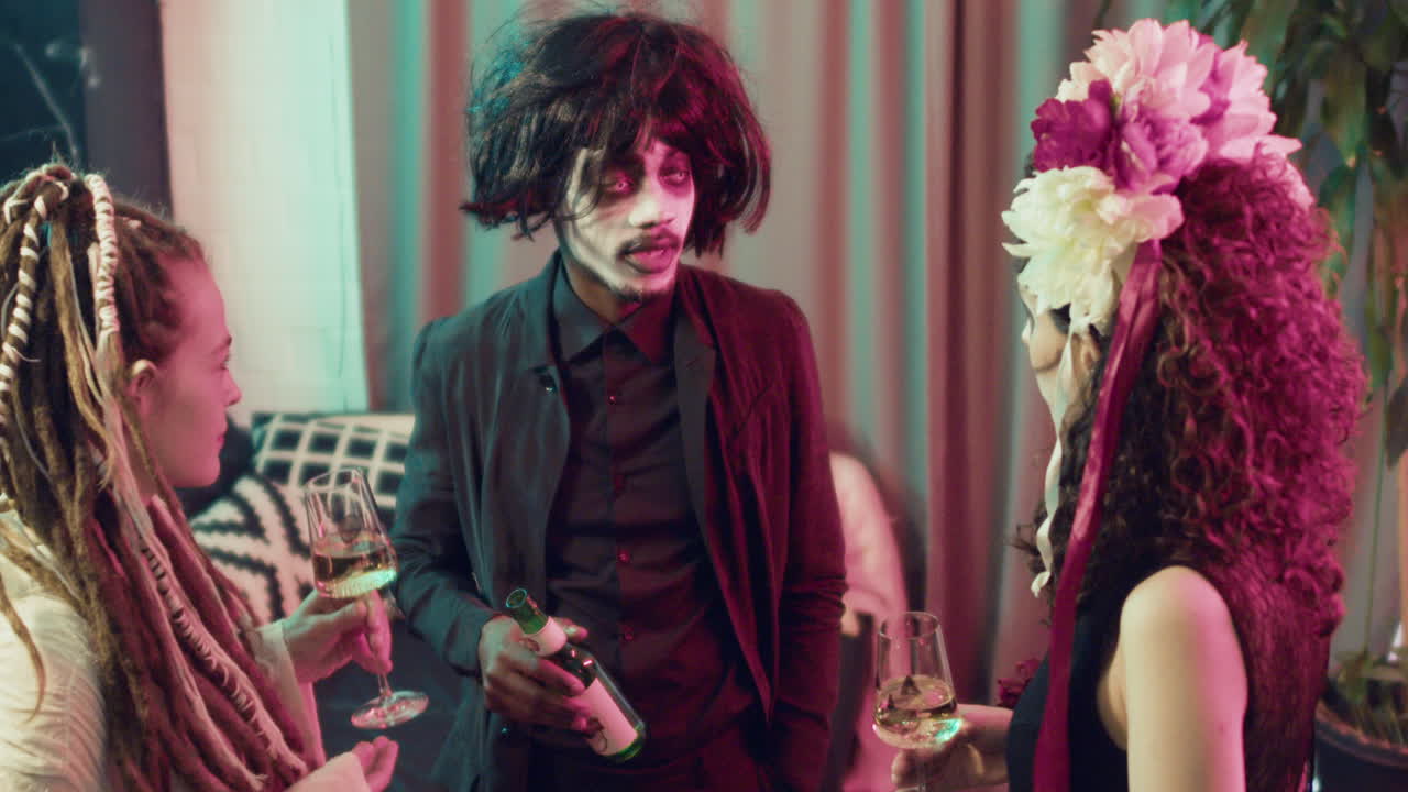 amigos hablando en una fiesta de halloween