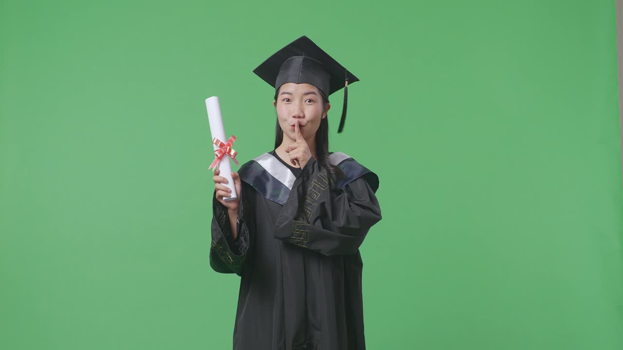 졸업 학위 를 취득 한 여성