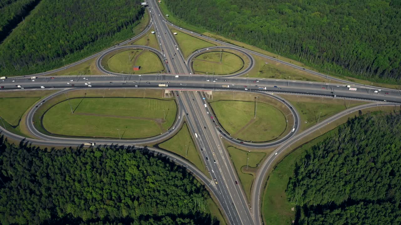 공중. 여름 시간에 도시의 도로 교통.