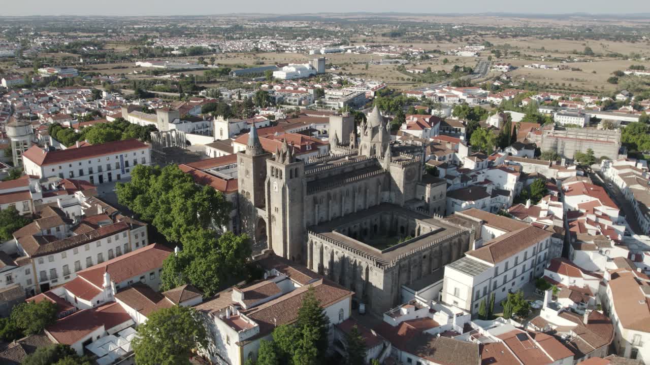 Portekiz, Evora'nın tarihi merkezinde antik katedral ve şehir manzarası