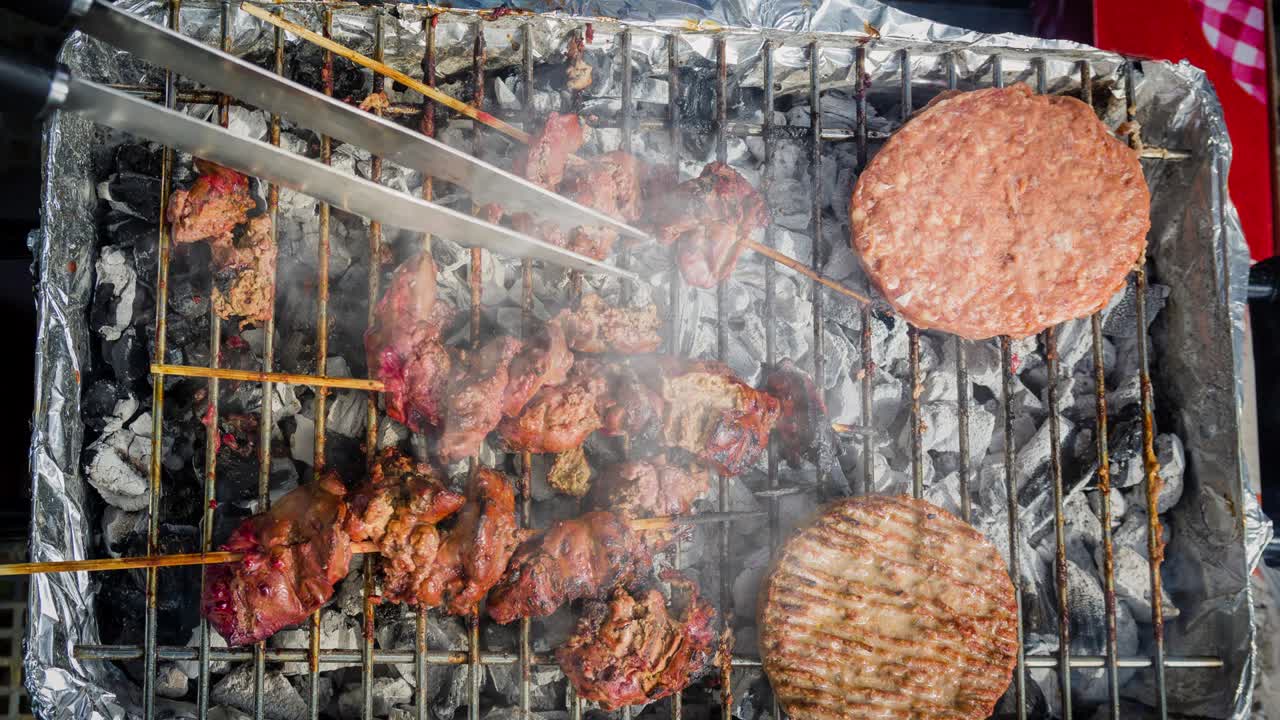 뜨거운 bbq 그릴에서 다양한 종류의 고기를 요리하는 과정에서 방출되는 연기의 영화