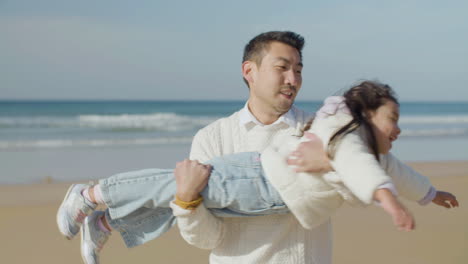 비행기처럼 날아가는 아이를 상상하면서 귀여운 딸을 빙글빙글 돌리는 행복한 일본 남자