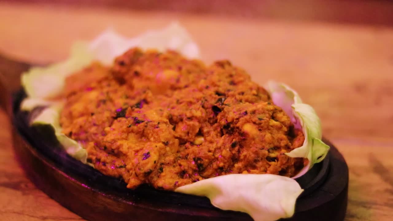 pollo con mantequilla caliente en una plataforma de madera desde un ángulo plano