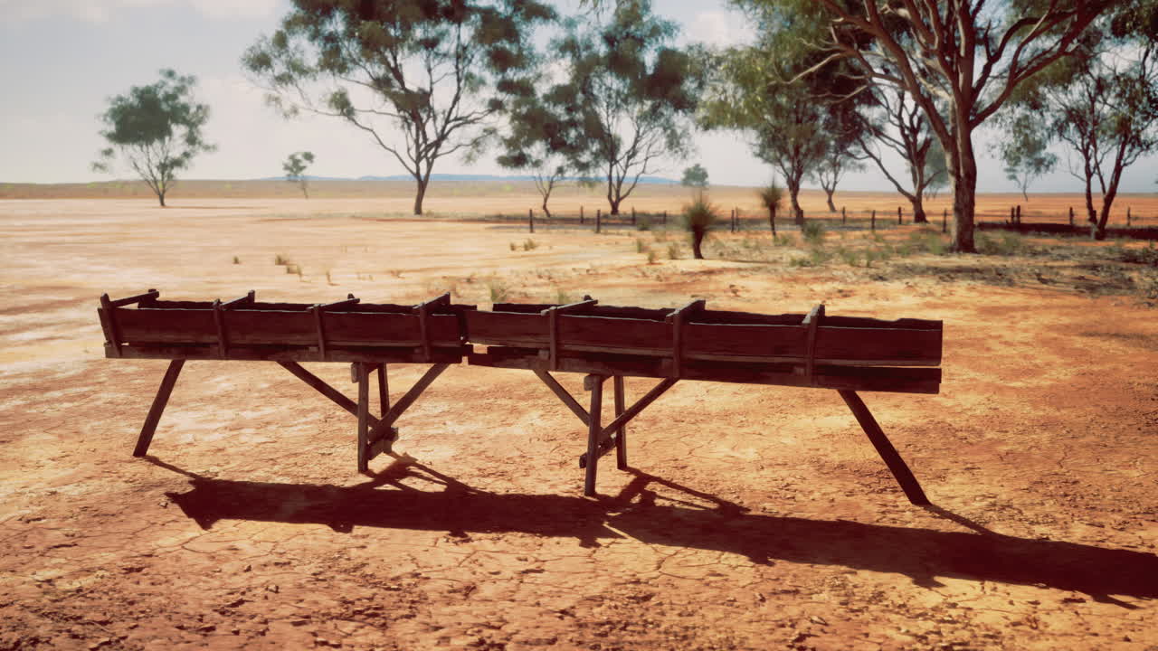 los canales de madera se sientan en un paisaje seco bajo el sol brillante en australia