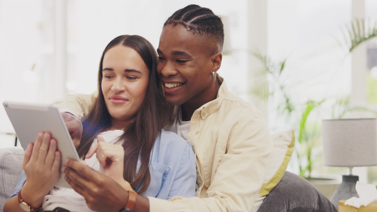 tableta, sonrisa y pareja relajarse en la sala de estar de casa