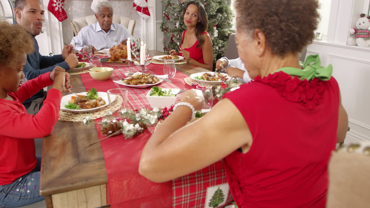 familia con abuelos disfrutando de la comida de navidad filmada en r3d