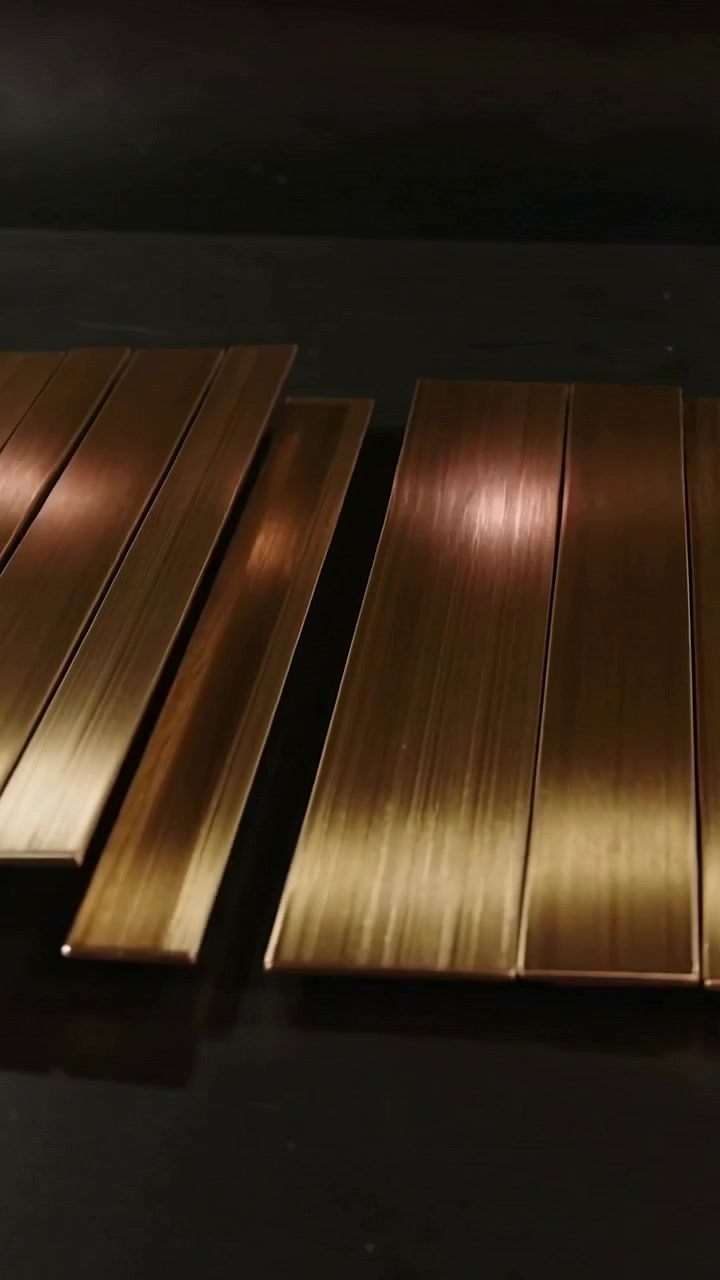 Video verticale: La telecamera panoramica rivela doghe di bronzo su una panca scura per mostrare le giunture e i riflessi.