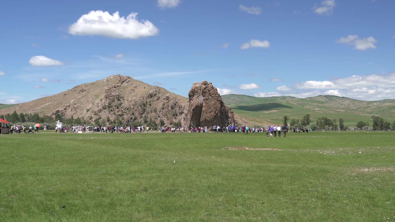 Moğolistan Bozkırında Ünlü Kaya Oluşumunu Ziyaret Eden Turistler