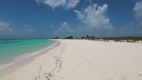 POV-Spaziergang-Am-Weißen-Sandstrand-Auf-Einer-Einsamen-Tropischen-Insel,-Kristallklares-Meerwasser