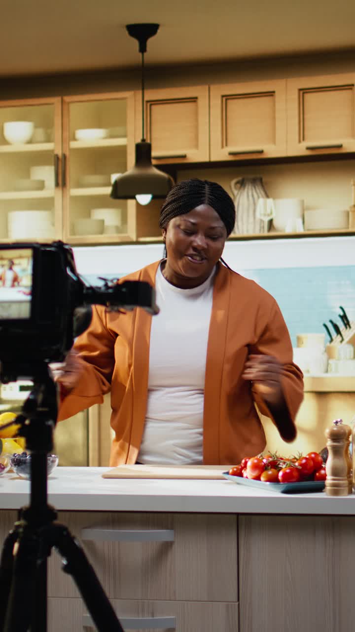 Treppiede e fotocamera per video verticale, afroamericano, vlogger di cibo, contenuti culinari