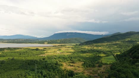 Malerischer-Blick-Auf-Den-Majestätischen-Berg,-Der-Mit-Dichtem-Nebel-In-Racha,-Georgia,-Bedeckt-Ist---Weitwinkelaufnahme