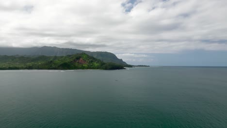 hanalei bay의 서쪽, 미국 하와이 카우아이 섬의 makahoa 지점을 향합니다.