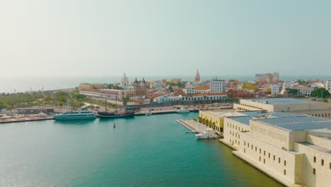 toma aérea de drones de la entrada de la ciudad amurallada de cartagena, colombia