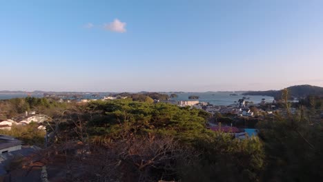 Schwenk-In-Zeitlupe-Hoch-über-Dem-Aussichtspunkt-Der-Berühmten-Matushima-bucht-In-Japan