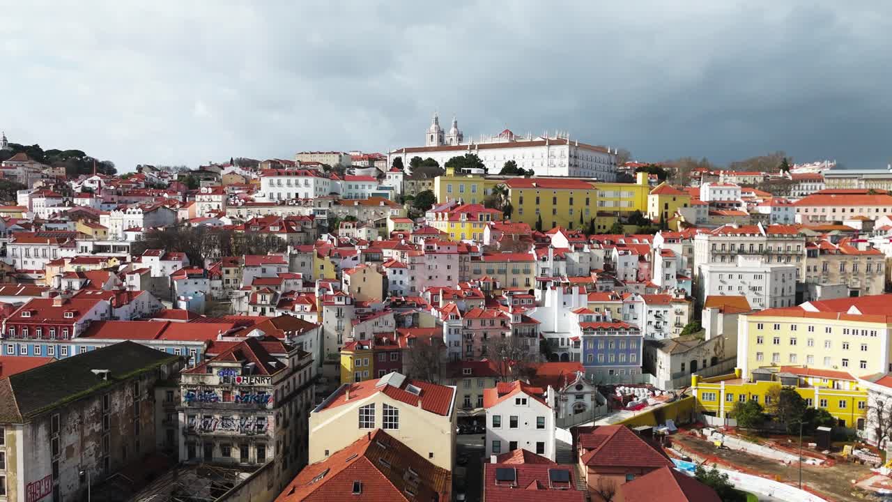Panorámica a la derecha sobre el pintoresco barrio de Alfama en Lisboa