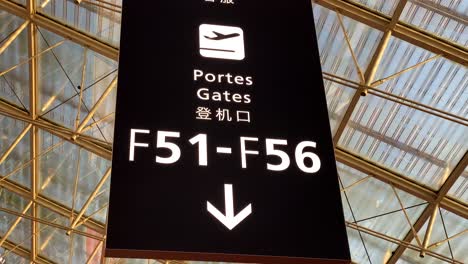 signo de una terminal de aeropuerto que muestra las puertas