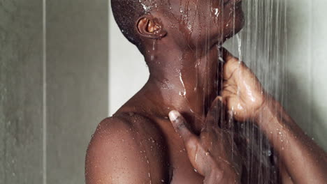 hombre tomando una ducha.