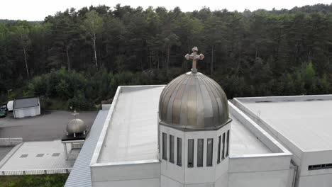 Antenne-Eines-Syrischen-Orthodoxen-In-Göteborg-Mit-Metallkugel-Und-Kreuz-An-Der-Spitze