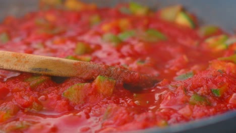 salsa de tomate passata hirviendo y burbujeando mientras se cocina afuera en la noche de verano con ingredientes frescos que incluyen verduras y hierbas italianas 4k