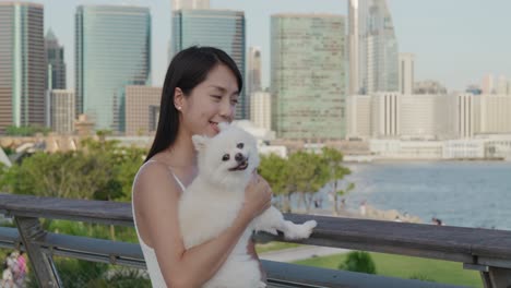 여자 와 그 의 개 는 야외 에서