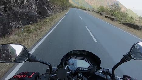 Vista-De-Motociclista-De-Diferentes-Paisajes-Montañosos-De-Carreteras-Con-Curvas-En-El-Día-Video-Tomado-En-Dawki-Meghalaya,-Noreste-De-India,-El-06-De-Julio-De-2023