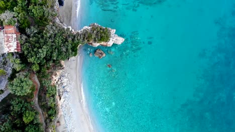 Strand-Gesäumt-Von-Felsen-Und-Kristallklarem-Wasser-Leuchtet-In-Wunderschönen-Türkisfarbenen-Farben