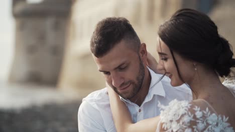 una pareja enamorada en su día de bodas.