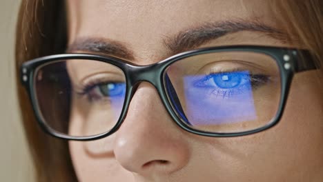 woman eyes with glasses