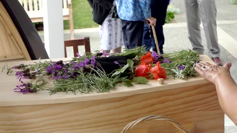 captura de pantalla de un ataúd funerario en un coche fúnebre o capilla o entierro en el cementerio
