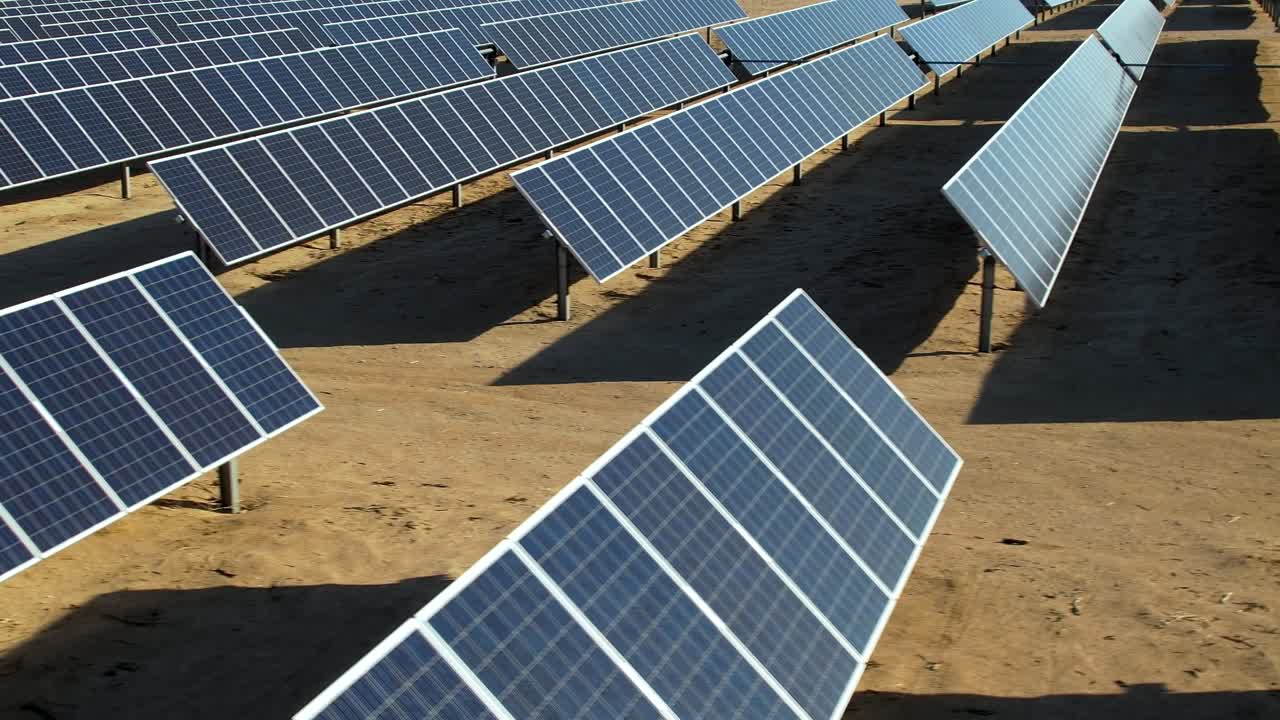 filas de paneles solares en el campo del desierto de mojave, energía verde, concepto ambiental de vista aérea