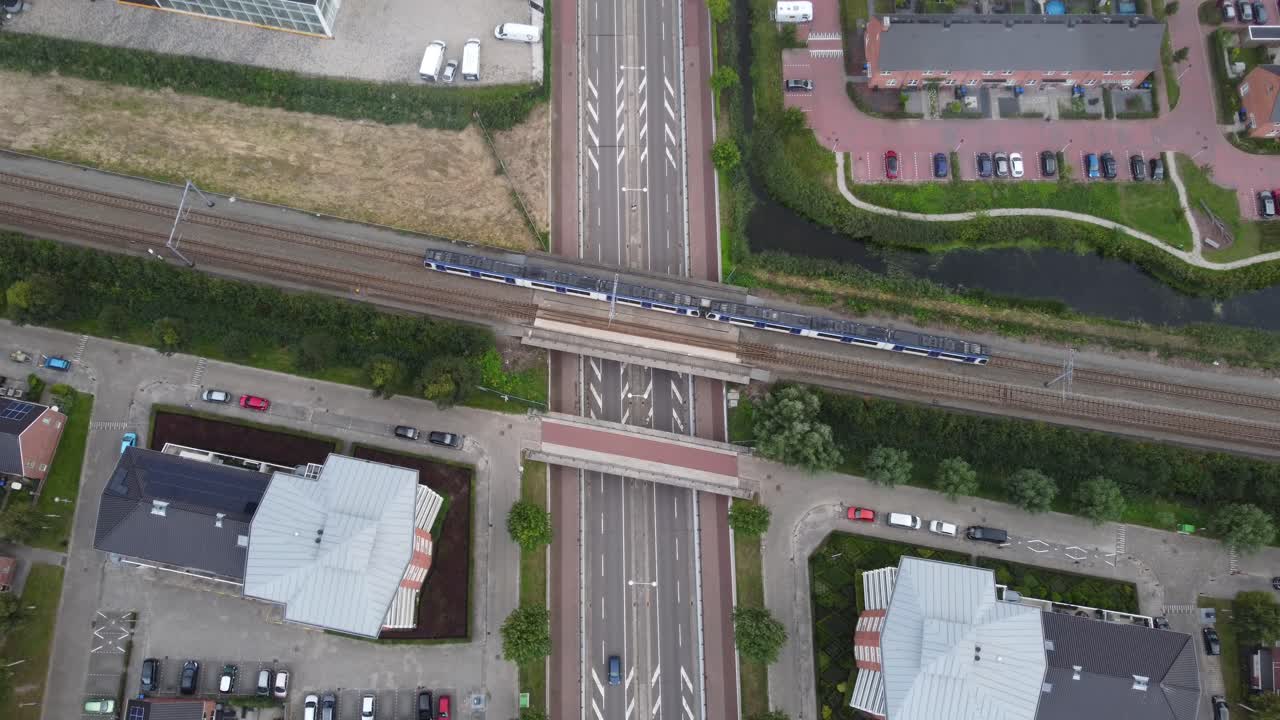 взгляд с воздуха на виадук метро с машинами под ним