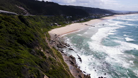 Malerischer-Wildnisstrand-Mit-Rollenden-Wellen-In-Der-Garden-Route---Antenne