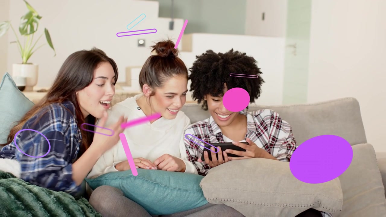 3 mujeres en un sofá, la mujer de la derecha deslizando el teléfono e iniciando superposiciones rosas para ver contenido social, sonriendo