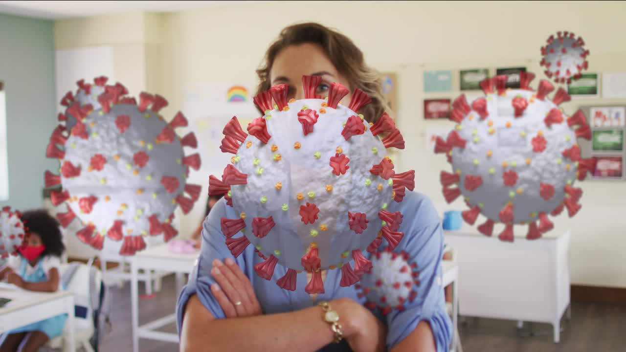 animación de células de covid-19 y maestras y niños en el aula con máscaras faciales
