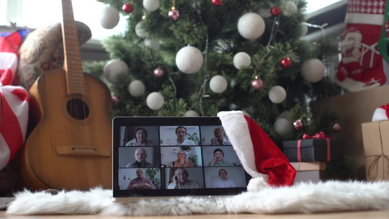 reunión virtual de árbol de navidad equipo de teletrabajo. videoconferencia de familia llamada remota. vista de pantalla de cámara web de portátil. reunión de equipo trabajando desde sus oficinas en casa. fiesta de happy hour en línea mujer diversidad de equipo