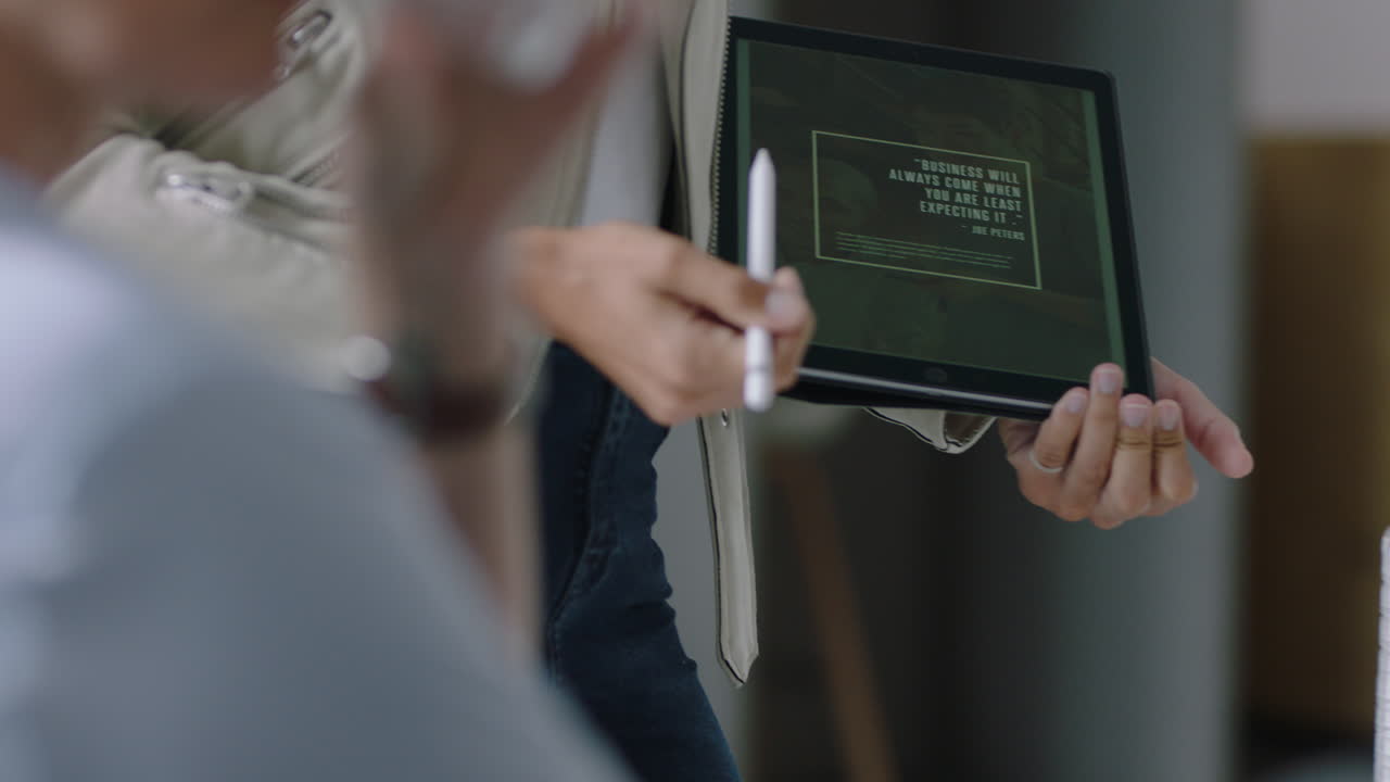 бизнесмены встречаются мозговой штурм латиноамериканский руководитель команды женщина делится творческими идеями для стартап-проекта презентация стратегии с использованием планшетного компьютера в офисе презентация вблизи руки