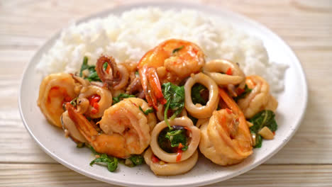 arroz y mariscos salteados con albahaca tailandesa - estilo de comida asiática
